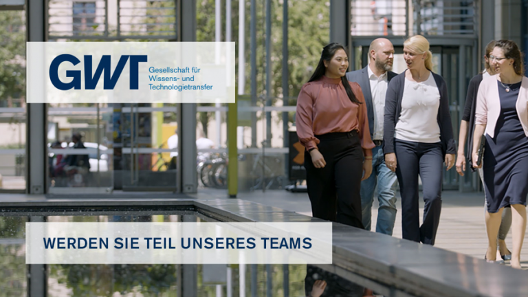Gruppenbild mehrere Personen und GWT-Logo