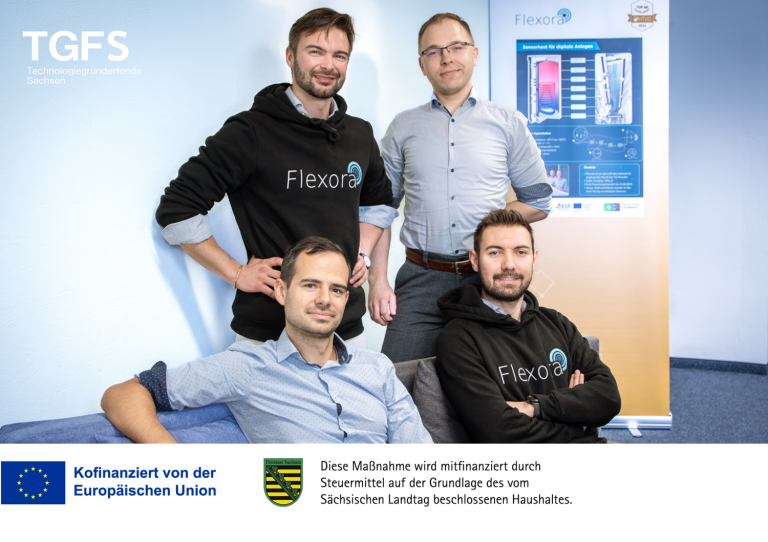 4 Menschen posieren für das Foto.