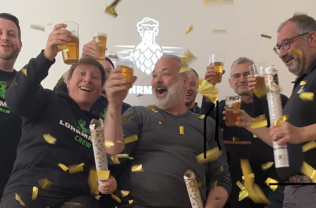 fröhliche Menschen und goldenes Konfetti