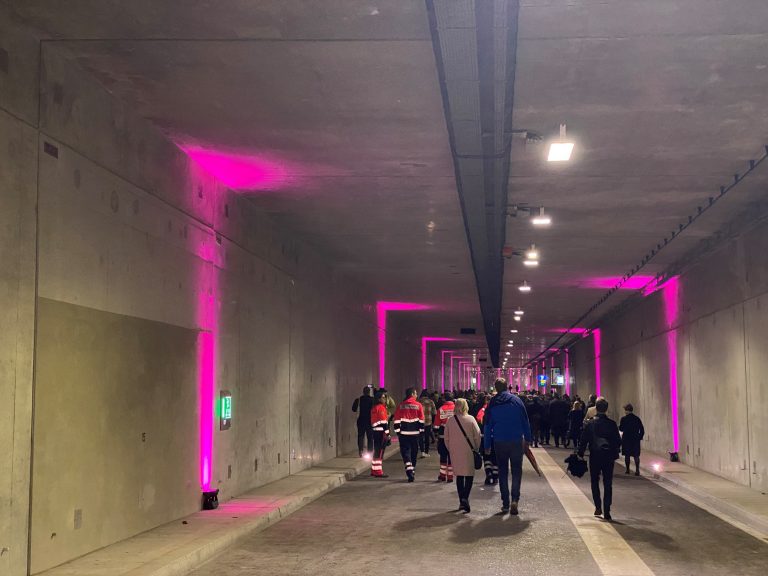 Foto aus dem Tunnel bei der Begehung zur Eröffnung.