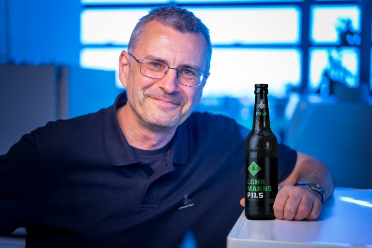Professor Thomas Henle und eine Flasche Lohrmanns Bier