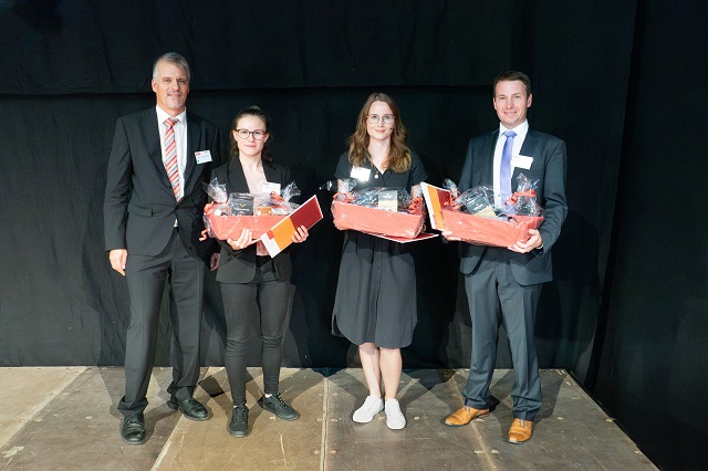 Vier Personen bei der Preisverleihung.