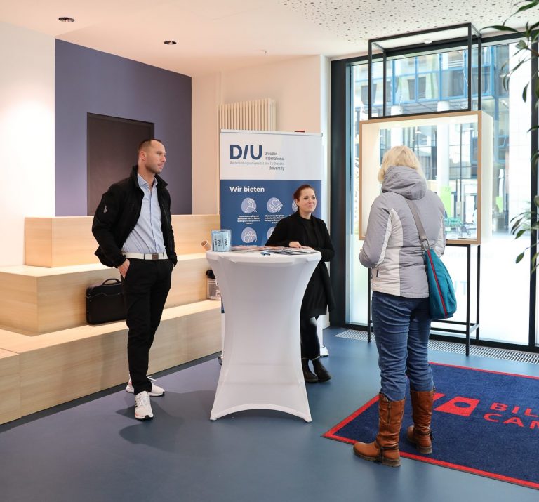 Infostand im Atrium der DIU
