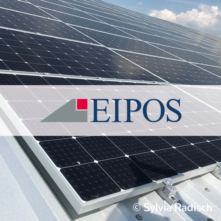Logo EIPOS vor einer Photovoltaikanlage