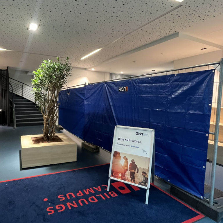 Raum in der DIU mit Absperrung vor der Studien.