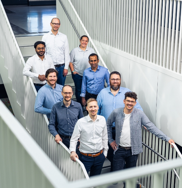 Mitarbeitende von Pruuve auf einer Treppe