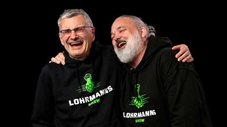 Professor Weigand und Professor Henle, lachend.