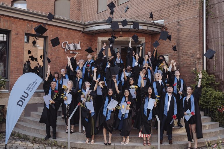 Absolventinnen und Absolventen der Dresden International University (DIU) feiern ihre Graduation mit dem traditionellen Hutwurf.