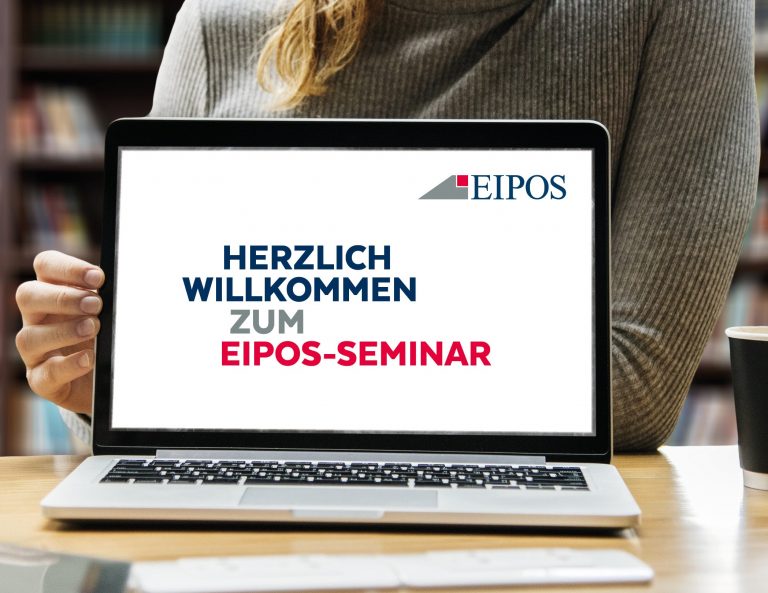 Ein Laptop mit dem Text: Herzlich willkommen zum EiPOS-Seminar auf dem Bildschirm