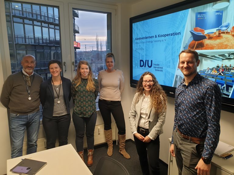 Gruppenbild: Mitarbeitende der DIU und von Energy Saxony